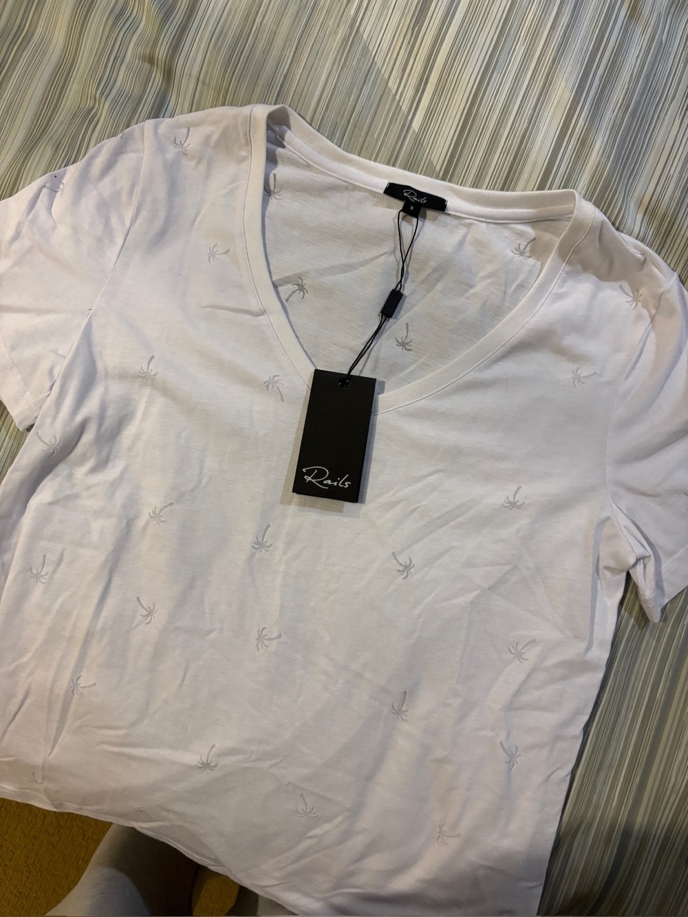 NWT Rails Cara V-Neck Tee in color white palms
